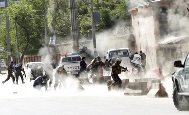 Γαλλία: Καταδικάζουμε τον βαρύ φόρο αίματος που πληρώνουν οι δημοσιογράφοι στο Αφγανιστάν